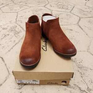 Clarks Womens Demi Beat Tan Suede Pull On Ankle Chelsea Boots Shoes NWT